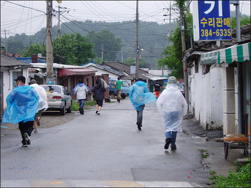 옆 동네로 도망친 개의 뒤를 쫓고 있다 